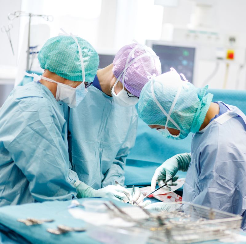 Vårdpersonal arbetar under ett pågående kirurgiskt ingrepp