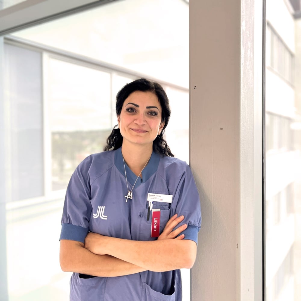 Vårdpersonal vid fönster