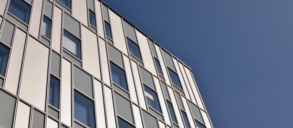 Sjukhusets exteriör mot en blå himmel